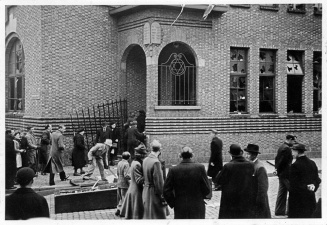 Tijdens de pogrom van 14 april 1941 in Antwerpen vernietigde een menigte, vooral bestaande uit leden van Volksverwering, het VNV en de Algemene SS-Vlaanderen, de synagoge aan de Van den Nestlei. (Kazerne Dossin)