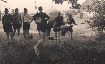 Spel van het ADJV tijdens een zomerkamp in Houthalen, 1951. (ADVN, VFA11706)
