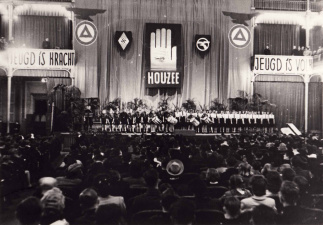 Midden 1941 ontstond het NSJV, als een fusie tussen het NSJV, Jong-Dinaso, Rex-Jeugd en Vlaamse Jeugd. (CegeSoma)