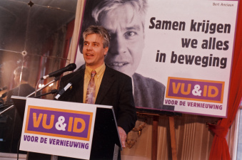 Bij de verkiezingen van 1999 trok de Volksunie samen met de in 1997 door Bert Anciaux opgerichte politieke vernieuwingsbeweging iD21 naar de stembus. Foto Peter Janssens. (ADVN, VFB1533/22)