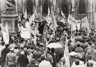 Vic Anciaux spreekt manifestanten toe, jaren 1980. Foto Studio Dann. (ADVN, VFB2168)