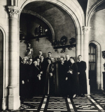 Marie-Elisabeth Belpaire in gezelschap van onder anderen Clemente Micara, de diplomatiek vertegenwoordiger van de Paus in België, tijdens een bezoek aan de Hogeschool voor Vrouwen in Antwerpen, 28 oktober 1934. (Collectie Stad Antwerpen, Letterenhuis, tglhph11963)
