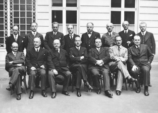 De regering Van Zeeland op 14 juni 1936. Zittend van links naar rechts: Philippe van Isacker, Hubert Pierlot, Emile Vandervelde, Paul van Zeeland, François Bovesse, Hendrik de Man, Paul-Henri Spaak. Staand van links naar rechts: Edmond Rubbens, August de Schryver, Achille Delattre, Julius Hoste, Jules Merlot, Henri Denis, Marcel Jaspar en Désiré Bouchery. (Amsab-ISG, fo012642)