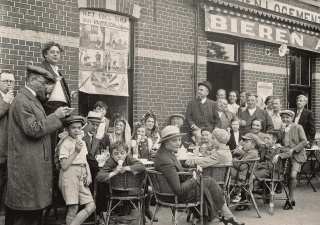 Een rustmoment met ijsjes voor de cast tijdens de opnames van de film De Witte, 1934. Links: Ernest Claes. (Verzameling Koen Goderis)