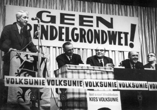 Maurits Coppieters aan het woord tijdens een verkiezingsbijeenkomst van de Volksunie in Oostende, 6 mei 1965. (ADVN, VFA8643)