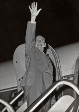 August de Schryver vertrekt als Minister van Koloniën naar Congo, 1959. (ADVN, VFA10839/2)
