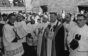 Bisschop Emiel de Smedt met andere geestelijken in de kapel, 11 novemberviering aan de IJzertoren, Diksmuide, 1958. (ADVN, VFFY7)
