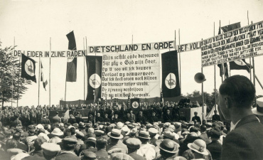 De DMO staat vooraan opgesteld tijdens de vijfde Landdag van het Verdinaso, 9 augustus 1936. (ADVN, VFA2294)