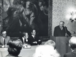 Voorstelling van de Encyclopedie van de Vlaamse Beweging in het Osterriethhuis, Antwerpen, ca. 29 oktober 1973. Van links naar rechts: Ludo Simons, minister van Vlaamse Cultuur en Vlaamse Zaken Jos Chabert, Godfried Lannoo en burgemeester van Antwerpen Lode Craeybeckx. (Collectie Stad Antwerpen, Letterenhuis, tglhph46992)