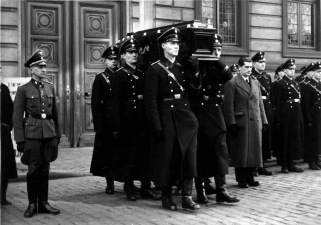 Begrafenisplechtigheid van Jan Acke, 8 maart 1943. Uiterst links staat Jef François, rechts Jef van de Wiele. (CegeSoma, 10808)