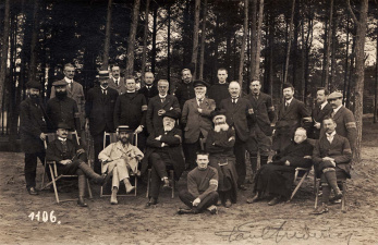 Een groepsportret van gedeporteerde Belgische burgers in Gütersloh, Duitsland, 1914-1918. Derde van links, zittend: Paul Fredericq. (Collectie Stad Antwerpen, Letterenhuis)