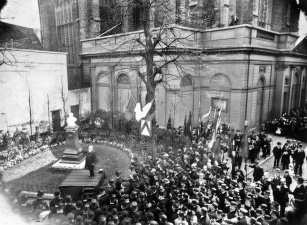 Inhuldiging van het Guido Gezellebeeld van beeldhouwer Jules Lagae in Kortrijk, 20 april 1903. (Stadsarchief Kortrijk)