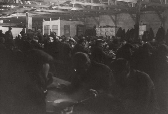 Maaltijd in het gevangeniskamp in Lokeren, 1944-1947. (ADVN, VFE18/6)
