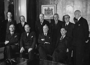 De Belgische regering in Londen. Julius Hoste jr. staat achteraan, de tweede van rechts, 1940-1944. (Liberas, 202540)