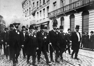 Optocht naar aanleiding van het vaandelfeest van de Liberale Volksbond Gent-Eeklo. Julius Hoste sr. is de vierde van rechts, 26 september 1909. (Liberas, 701531)