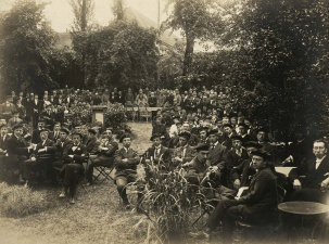 De openingsreceptie van het nieuwe studentehuis van Hou ende Trou in de fraaie tuin van het pand. Achter de tafel staat in het midden generaal Ludwig von Falkenhausen. Ook dominee Domela (met witte baard, links van de generaal) was van de partij, 3 juni 1918. (Universiteitsbibliotheek Gent)