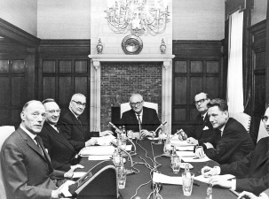 Victor Leemans zit een economisch en sociaal comité van de EEG voor, ca. 1960. (KADOC, kfb002615)