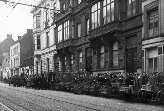 Leden van het Gentsch Studentencorps voor het studentenhuis Mac Leod in de Sint-Pietersnieuwsstraat, ca. 1933. (ADVN, VFA2331)
