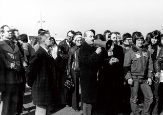 Bob Maes houdt een toespraak met megafoon, Zaventem, 7 februari 1977. (ADVN, VFB64)