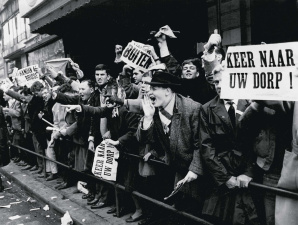 Franstalige tegenmanifestatie tijdens de tweede Vlaamse Mars op Brussel, 14 oktober 1962. Foto J. Guyaux.