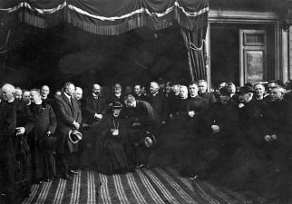 Frans van Cauwelaert in gesprek met kardinaal Mercier tijdens de Heilig-Hartfeesten in Antwerpen, 21 juni 1925. (KADOC, kfa006595)