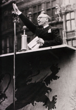 Wies Moens, directeur van Zender Brussel, tijdens het Vlaams Nationaal Zangfeest van 31 augustus 1941 op de Grote Markt van Brussel. (Archief VRT)