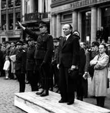 Gerard Romsée en Renaat van Thillo bij een optocht van de Vrijwillige Arbeidsdienst voor Vlaanderen (VAVV) in Antwerpen, 15 augustus 1943. (CegeSoma, 32722)