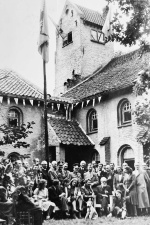 Deelnemers aan de cultuurdagen in Gent tijdens een bezoek aan Albert Servaes, 17 augustus 1941. (Rijksarchief Gent)