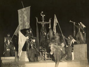 Scène uit de Theatervoorstelling Lucifer, uitgevoerd door het Vlaamsche Volkstooneel, 1926. (KADOC, kfd000213)