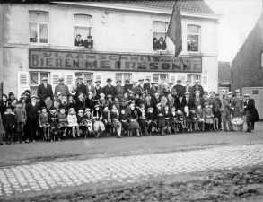 Kinderfeest in het Vlaams Huis in Bellem ingericht door het Vlaams-nationaal Syndicaat, 1936. Foto: Lambrecht. (ADVN, VFA2163)