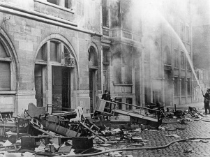 Tijdens de pogrom van 14 april 1941 in Antwerpen werd een spoor van vernieling door de Joodse buurt getrokken. Twee synagogen en het huis van een rabbijn werden daarbij in brand gestoken. (Kazerne Dossin)