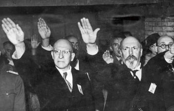 Frans Daels en August Borms tijdens de plechtigheid in de crypte van de IJzertoren op de tweede zogenaamde oorlogsbedevaart, 24 august 1941. (ADVN, VFAY286/2)