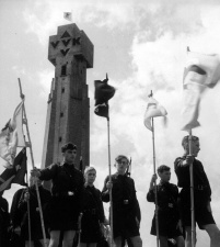 Leden van het NSJV aan de voet van de IJzertoren tijdens de IJzerbedevaart van 23 augustus 1942. (CegeSoma, 11902)