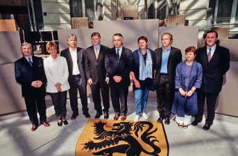De Vlaamse Regering-Dewael bij de eedaflegging in het Vlaams Parlement, 13 juli 1999. Bert Anciaux werd minister van Cultuur, Jeugd, Huisvesting, Stedelijk Beleid, Brusselse Aangelegenheden en Ontwikkelingssamenwerking. Foto Studio Dann. (ADVN, VFA10635/39)