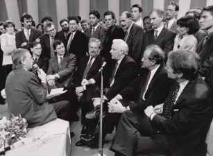 Vic Anciaux en verschillende verkiezingskandidaten van de Volksunie in de studio van de toenmalige BRTN na de parlementsverkiezingen van 24 november 1991. Foto Studio Dann. (ADVN, VFB1722/141)