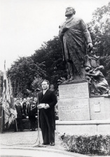 Inhuldiging van het standbeeld van Peter Benoit door Lode Craeybeckx te Harelbeke, 1951. (Collectie Stad Antwerpen, Letterenhuis, tglhph36759)
