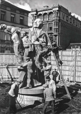 Plaatsing van het door Jozef Cantré vervaardigde standbeeld van Edward Anseele op het Woodrow Wilsonplein in Gent, 1948. (Amsab-ISG)