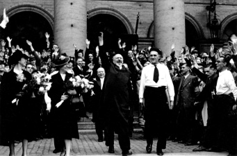 August Borms werd samen met andere 'weggevoerden' gevierd in de Muntschouwburg in Brussel na hun terugkeer uit gevangenschap in Frankrijk, 11 augustus 1940. Van links naar rechts: Rosita en Anita Borms, August Borms, Jef Verslycken, Dolf Denis, Adolf Clauwaert (links achter Borms). Foto L. Segers.(ADVN, VFA267)