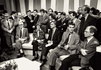 Karel Dillen in de studio van de toenmalige BRTN in Brussel na de verkiezingsoverwinning van het Vlaams Blok op 24 november 1991 (Zwarte Zondag). Achter Dillen staan Filip Dewinter en Frank Vanhecke. Rechts van Dillen zitten Magda Aelvoet, Patrick Dewael, Frank Vandenbroucke en Herman van Rompuy. (Amsab-ISG, fo014660)