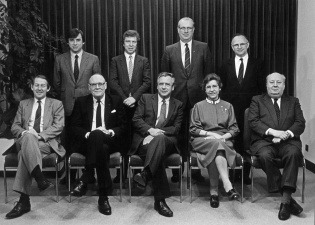 De Vlaamse regering-Geens II, 1985. Zittend, van links naar rechts: Jan Lenssens, Louis Waltniel, Gaston Geens, Rika Steyaert en Paul Akkermans. Staand, van links naar rechts: Patrick Dewael, Theo Kelchtermans, Jean Pede, Paul Deprez. Foto Studio Dann. (ADVN)