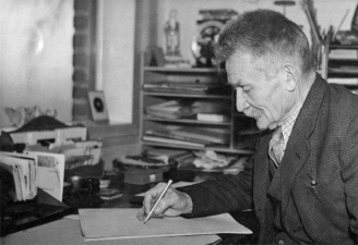 Stijn Streuvels aan zijn schrijftafel, 1949. (Collectie Stad Antwerpen, Letterenhuis, tglhph6880)