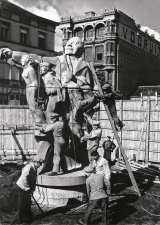 Plaatsing van het door Jozef Cantré vervaardigde standbeeld van Edward Anseele in Gent, 1948. (Amsab-ISG)