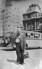 Clemens de Landtsheer aan het Noordstation in Brussel bij zijn terugkeer uit het Franse gevangenkamp van Saint-Cyprien, 10 juli 1940. (ADVN, VFFY 54/32)