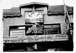 Voorgevel van het Vlaams Huis 'Klokke Roeland' in Geluwe, 1933. (ADVN, VFB424)