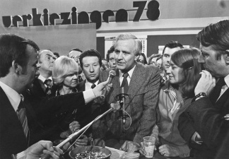 Vic Anciaux in de studio van de toenmalige BRTN na de vervroegde parlementsverkiezingen van 17 december 1978. De verkiezingen volgden nadat Eerste Minister Leo Tindemans ontslag nam wegens het Egmontpact. Foto Studio Dann. (ADVN, VFB1722/25)