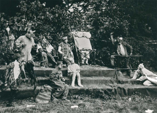 In 1925 bracht Het Vlaamsche Volkstooneel op het jaarlijkse Guldensporenfeest van Lieven Gevaert in voorpremière het stuk Reinaert de Vos. (ADVN, VFB 2341)