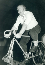 Koers op rollen tegen Hugo Weckx op ‘t Fiest Ganshoren, 17 juni 1978. Foto Studio Dann. (ADVN, VFB1049)