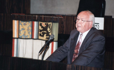 Hugo Weckx aan het woord op de vierde conferentie van het Algemeen-Nederlands Verbond (ANV), Antwerpen, 14 september 1992. (ADVN, VFA11618/9)