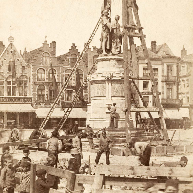 Plaatsing van het standbeeld van Jan Breydel en Pieter de Coninck op de Grote Markt van Brugge, 1887. (Stadsarchief Brugge)