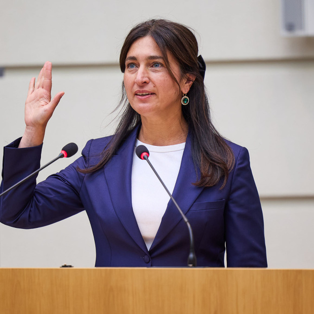 Zuhal Demir legt de eed af als Vlaams volksvertegenwoordiger voor de N-VA in de Koepelzaal van het Vlaams Parlement, 2 juli 2024. (Foto Vlaams Parlement)